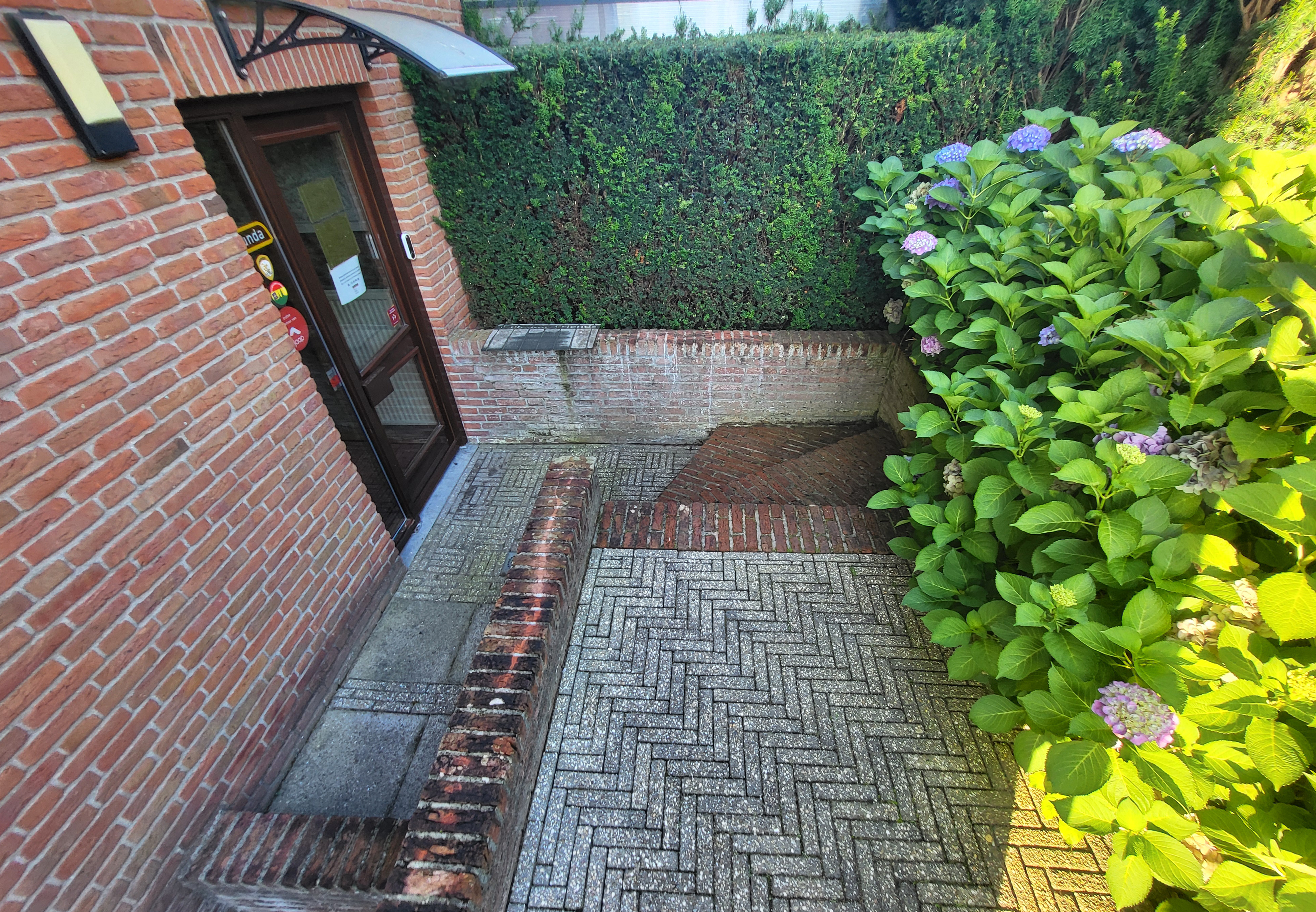 Muurtje en trap reinigen in Limburg — vóór de werkzaamheden