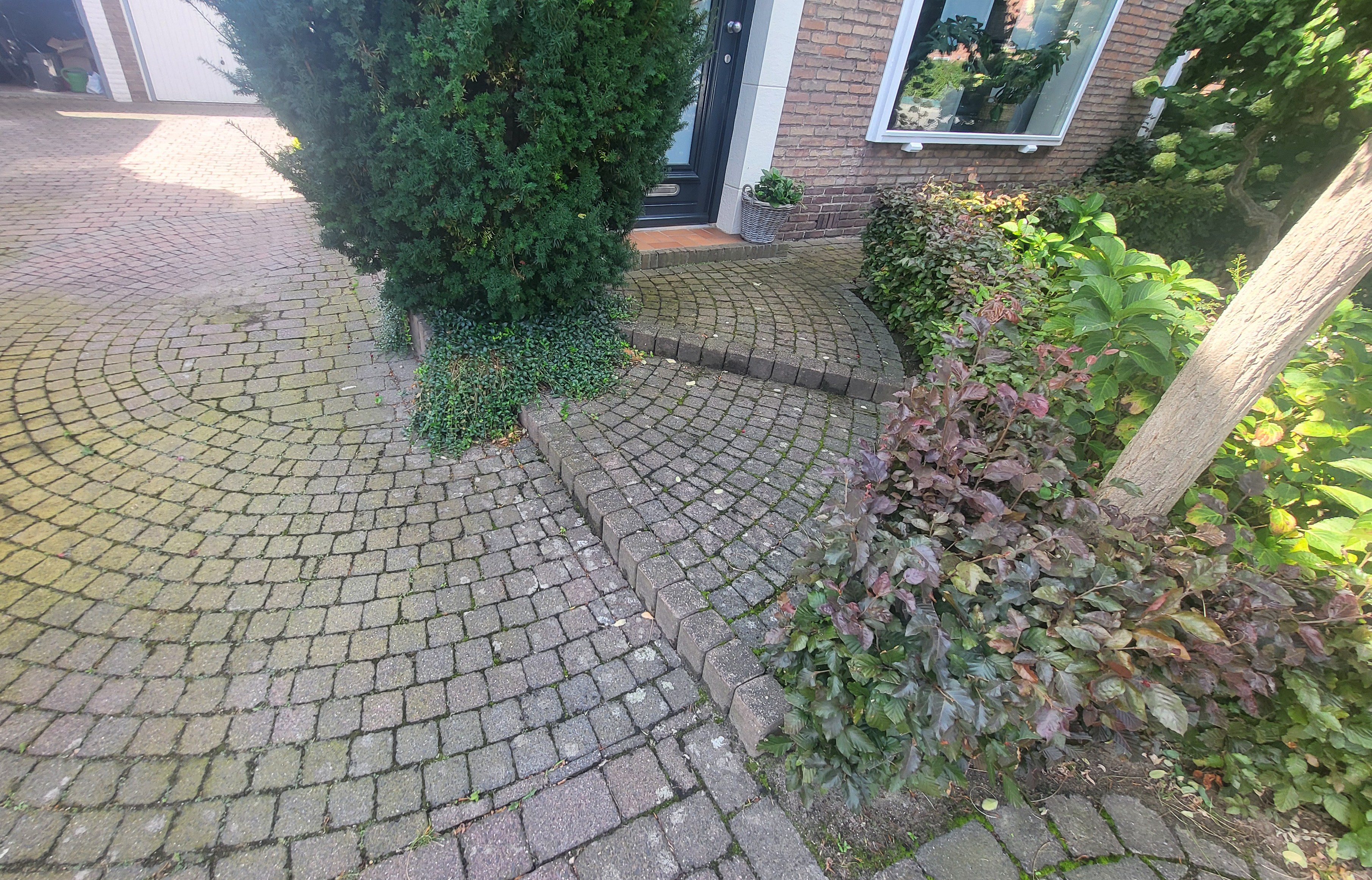 Oprit reinigen in Geleen — vóór de werkzaamheden