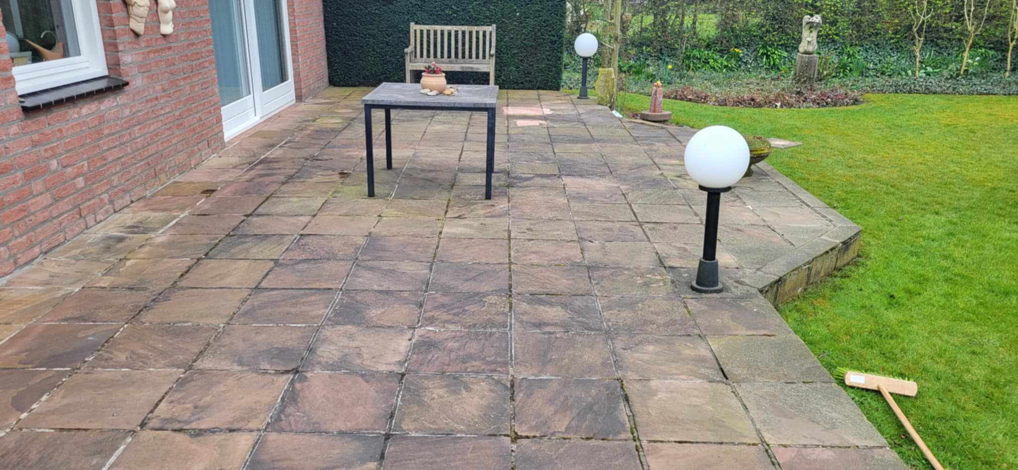 Candela Ocre zandsteen reinigen in Limburg — vóór de werkzaamheden