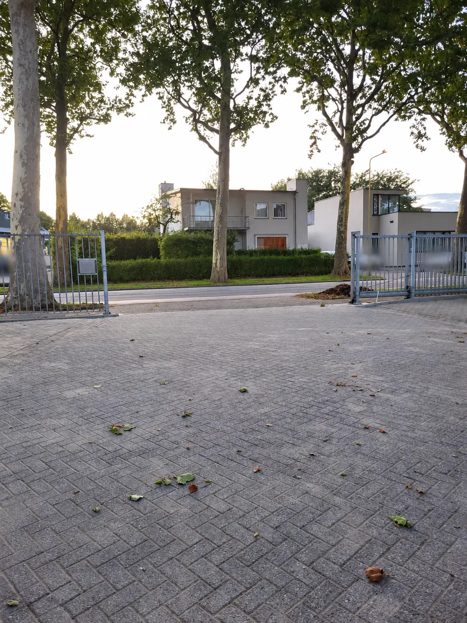 Dezelfde parkeerbestrating in Geleen na reiniging door Cleantec
