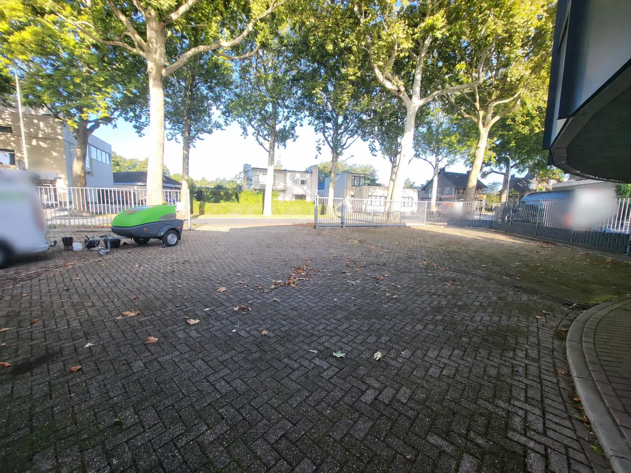 Bestrate parkeerplaats in Geleen vóór reiniging door Cleantec