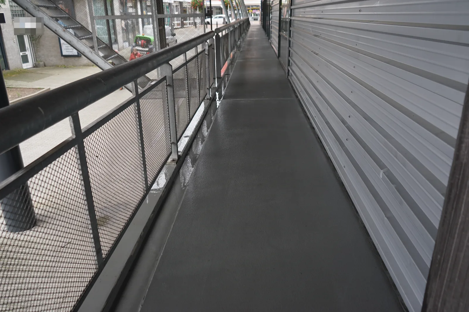 Gereinigde loopbrug bij een supermarkt in Limburg