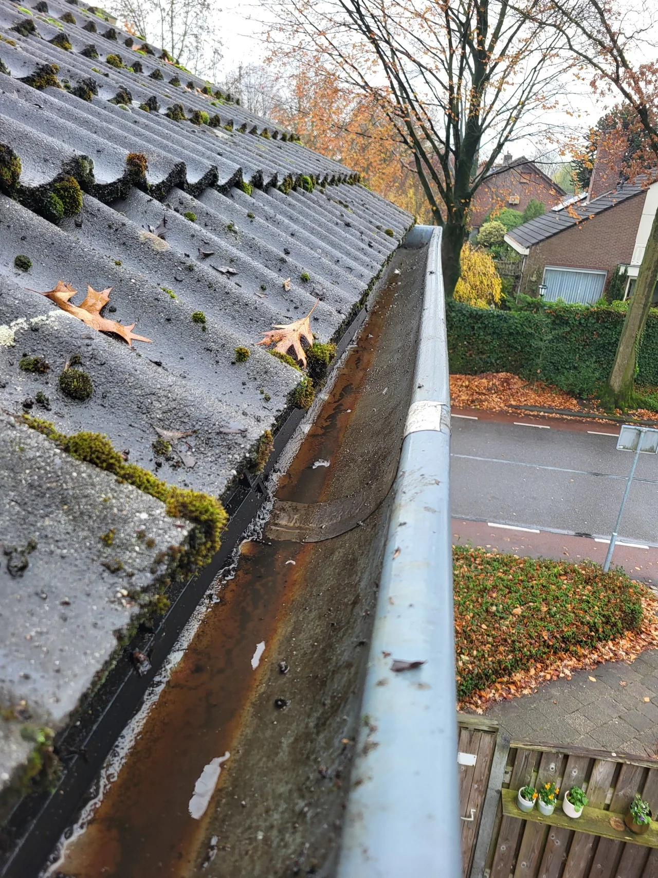 Dakgoot in Weert — na verwijderen van blad en vuil