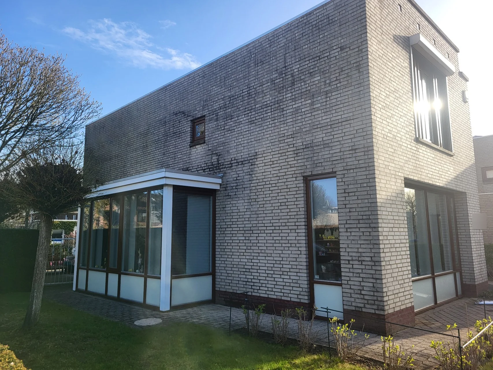 Gevel in Sittard — vóór reiniging