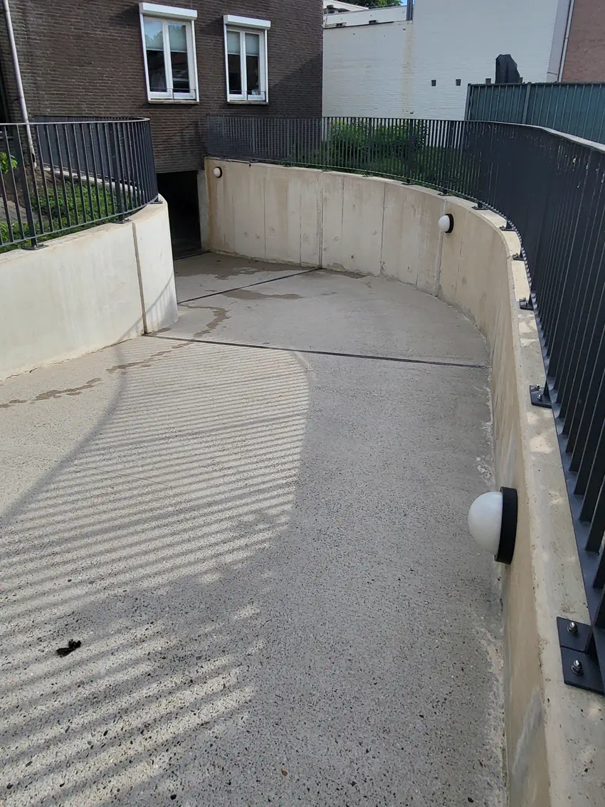 Betonnen inrit en wanden in Grevenbicht na reiniging door Cleantec