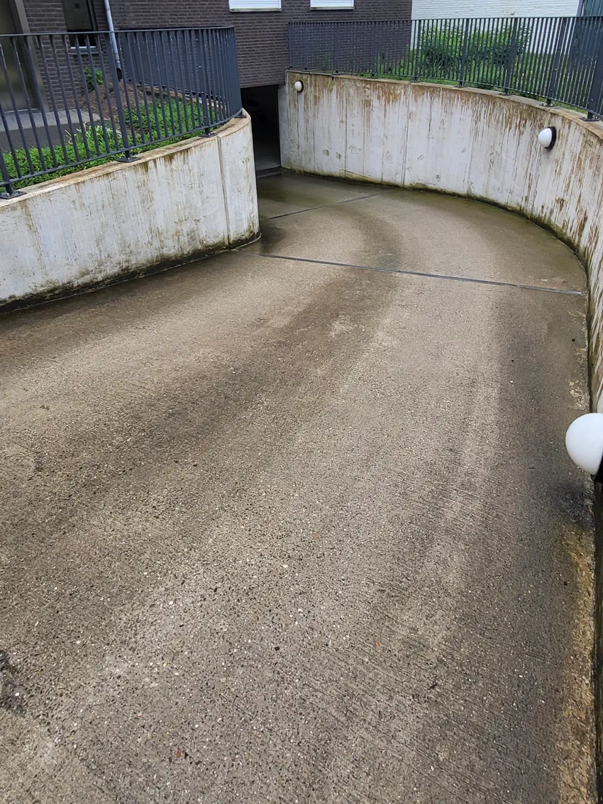 Betonnen inrit en wanden in Grevenbicht vóór reiniging door Cleantec