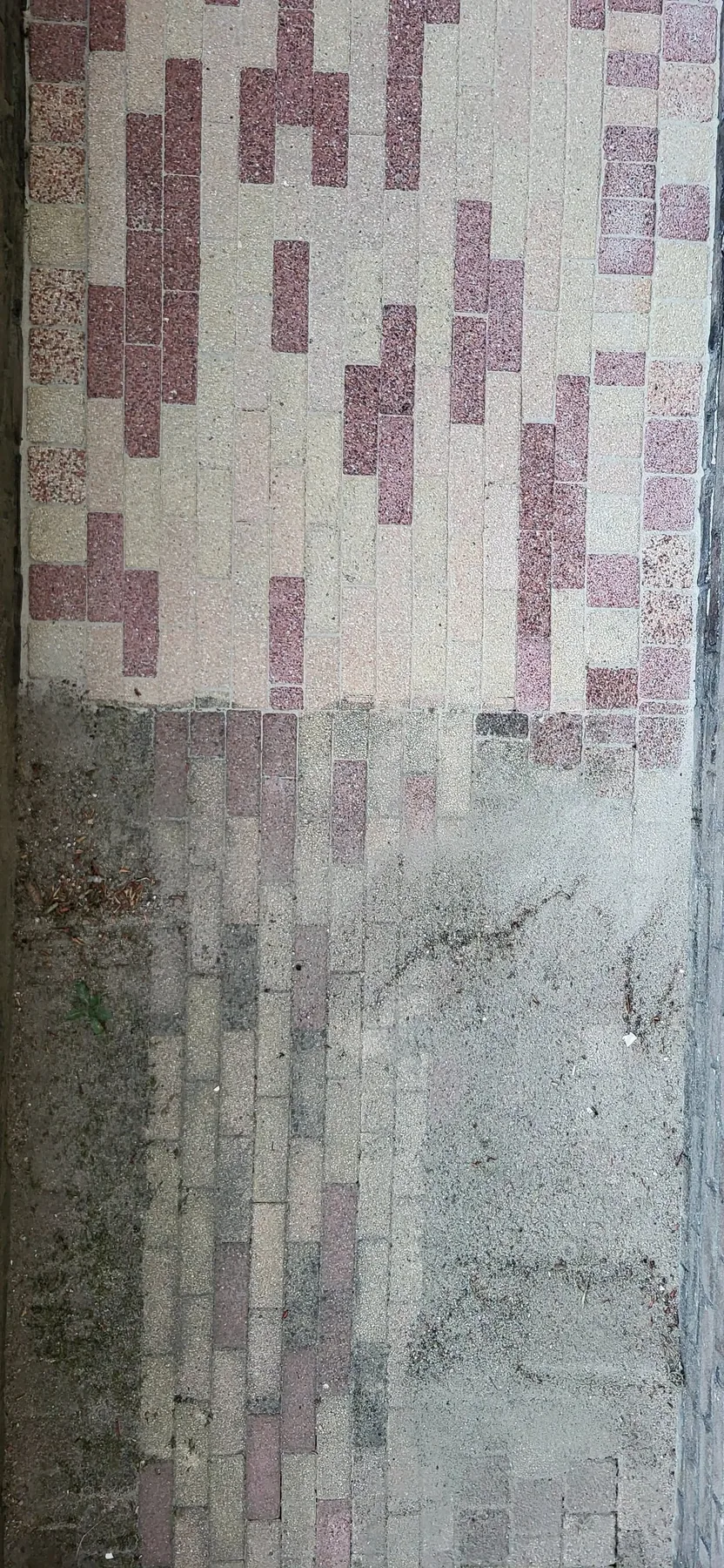 Bestrating Sittard – detail met zichtbaar verschil voor en na reiniging