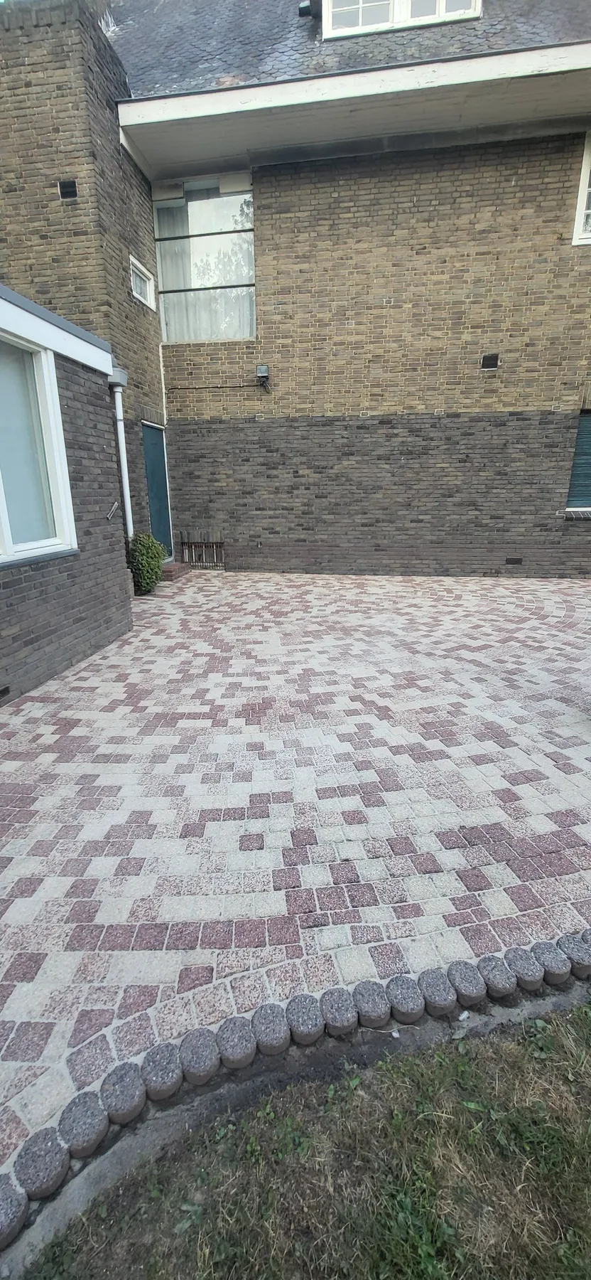 Bestrating Sittard – terras vanuit tweede hoek na reiniging