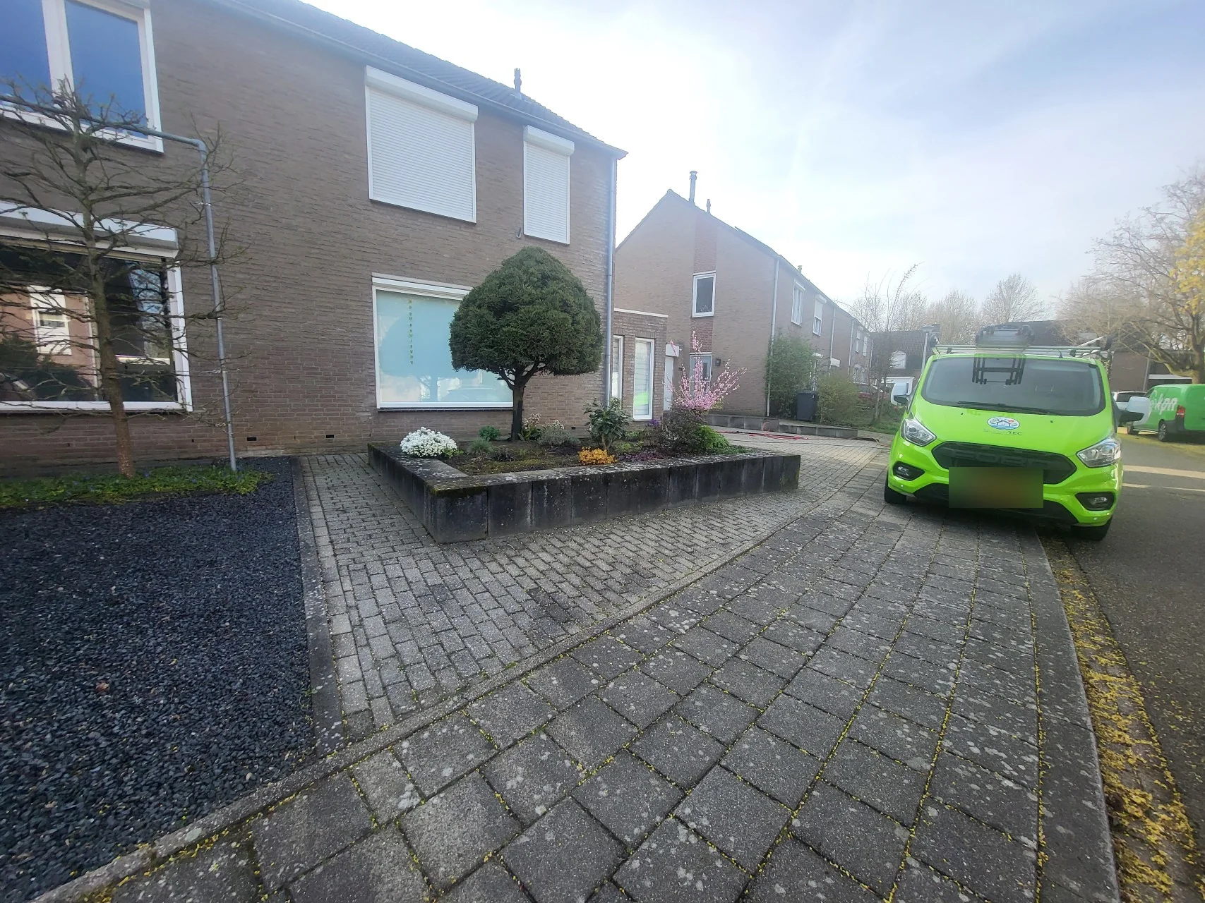 Oprit in Sittard — vóór reiniging
